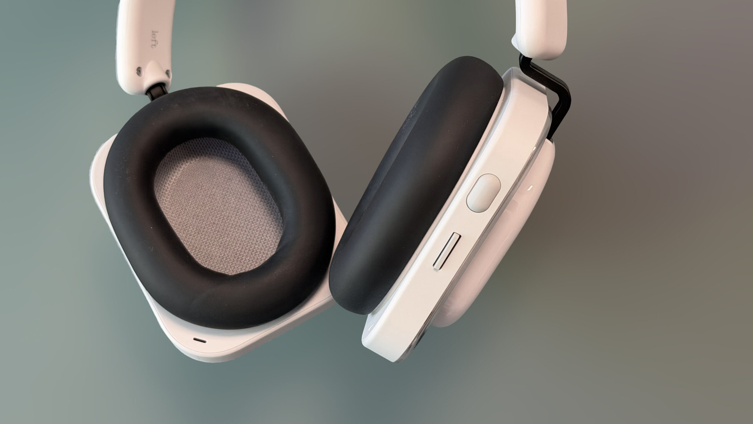 Nothing Headphone (a) 2 Nærbilde av øreklokkene på Nothing Headphone (a) med rullehjul og vippetast