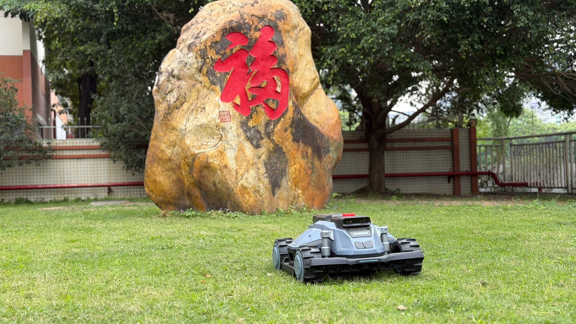 TerraMow X AWD: Kinesisk produsent dropper LiDAR i ny robotgressklipper