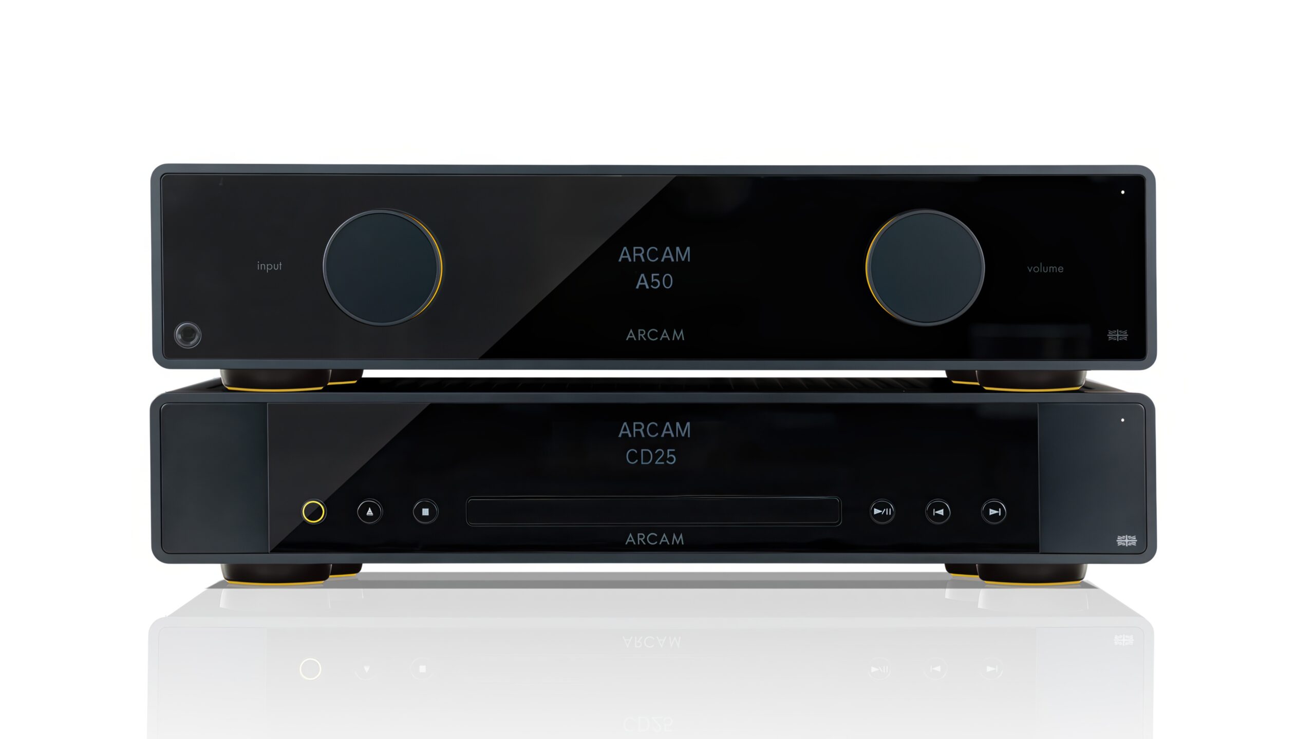 Arcam A50 Signature: vinyl, TV og strømming i samme boks 1 Arcam A50 Signature forsterker stablet oppå Arcam CD25 CD-spiller, begge i svart med blanke fronter, sett rett forfra mot hvit bakgrunn med speiling.