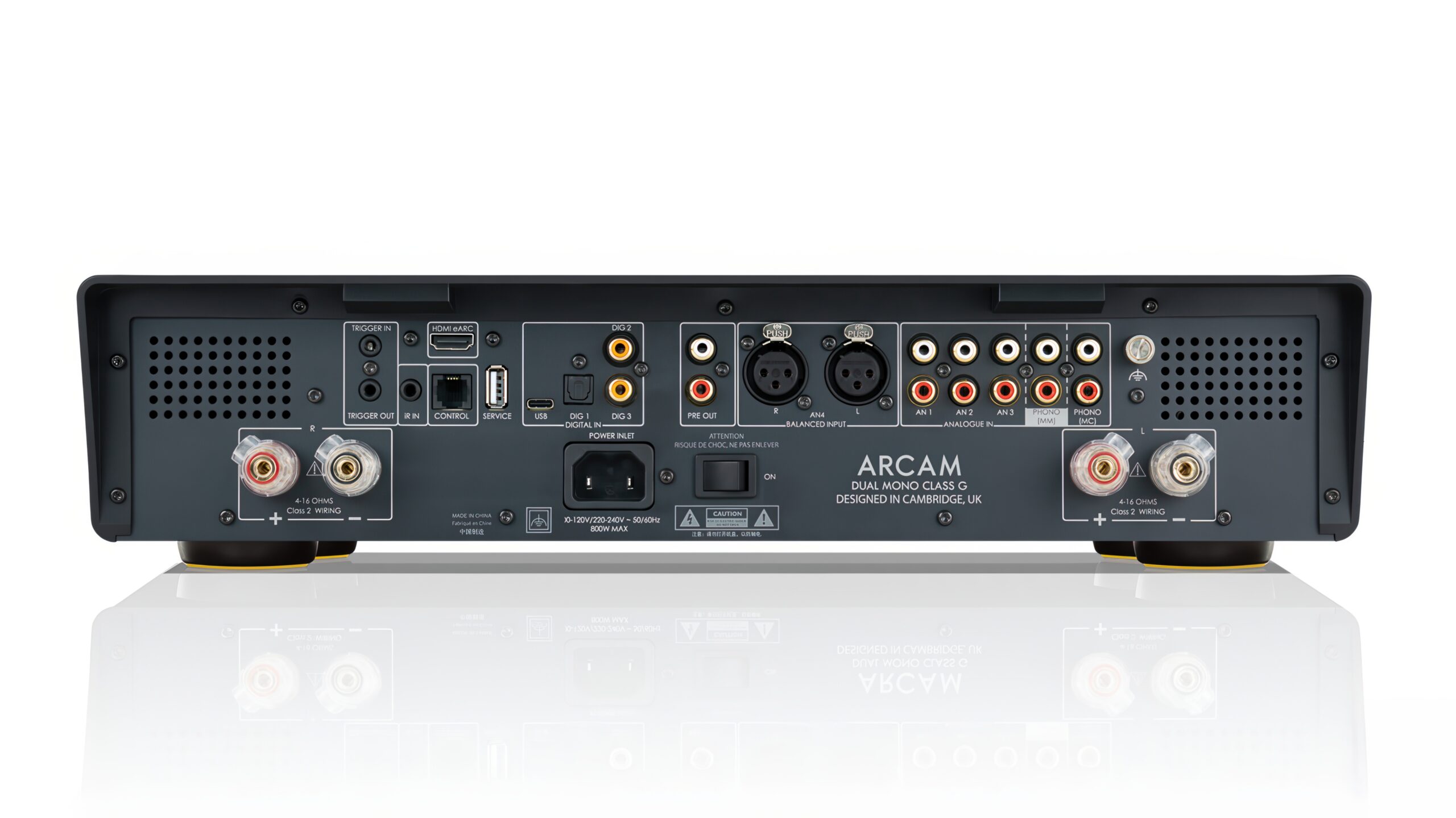 Arcam A50 Signature: vinyl, TV og strømming i samme boks 4 Baksiden av Arcam A50 Signature, med høyttalerterminaler i hver ende og en rekke tilkoblinger i midten: HDMI eARC, USB-C, optisk og koaksial digital, RCA, balansert XLR og fonoinngang.