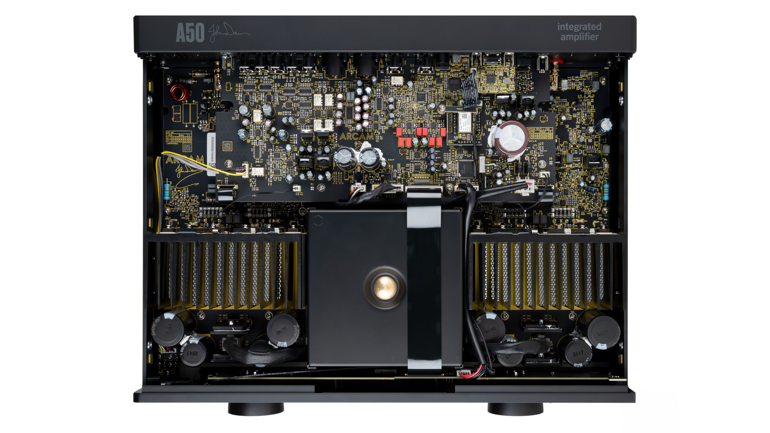Arcam A50 Signature: vinyl, TV og strømming i samme boks 2 Innmaten i Arcam A50 Signature sett ovenfra, med to atskilte forsterkerseksjoner og kjøleribber på hver side og strømforsyningen plassert i midten.