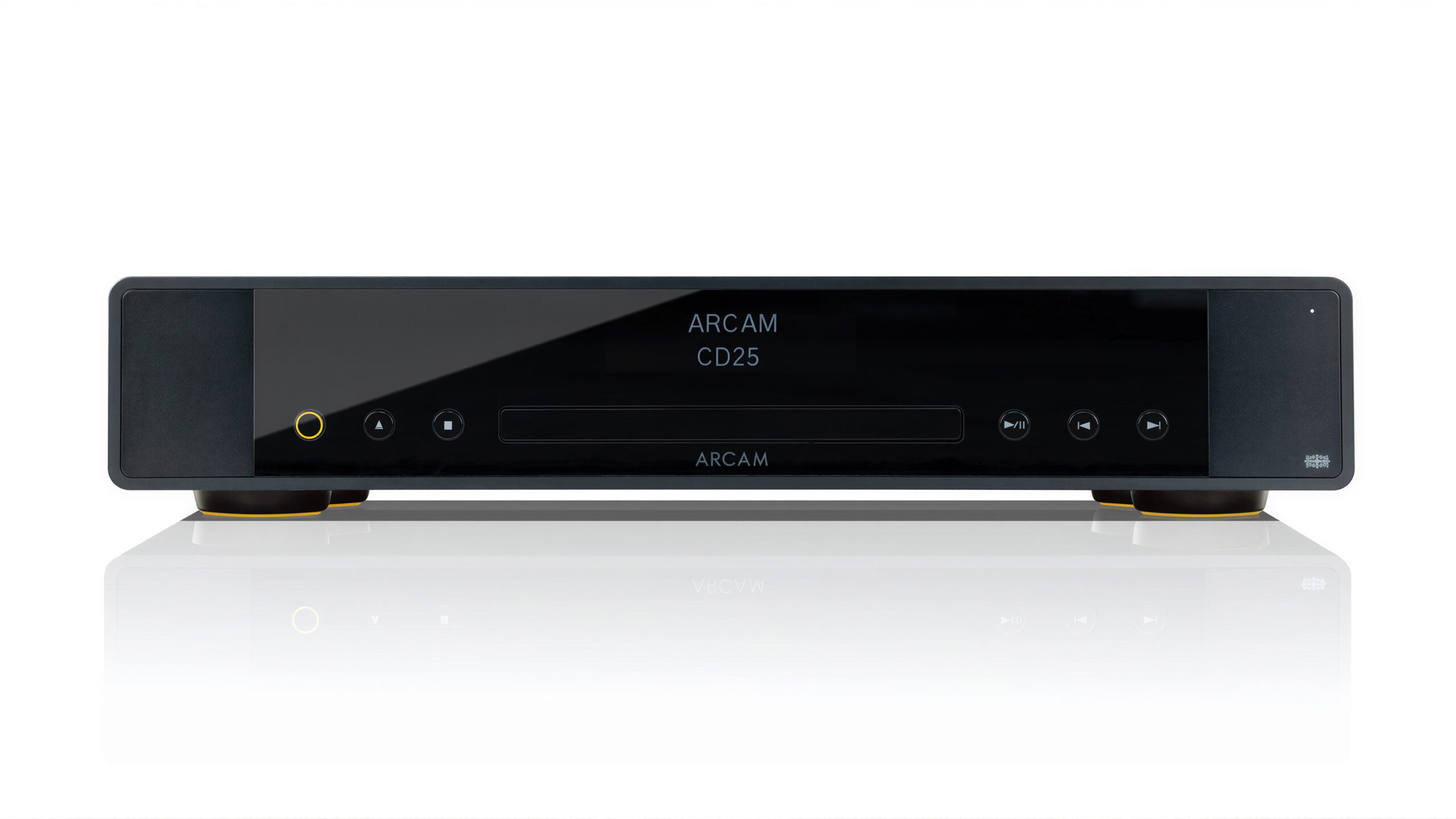 Arcam A50 Signature: vinyl, TV og strømming i samme boks 3 Arcam CD25 CD-spiller sett rett forfra, i svart med blank front, plateskuff og avspillingsknapper, mot hvit bakgrunn med speiling.