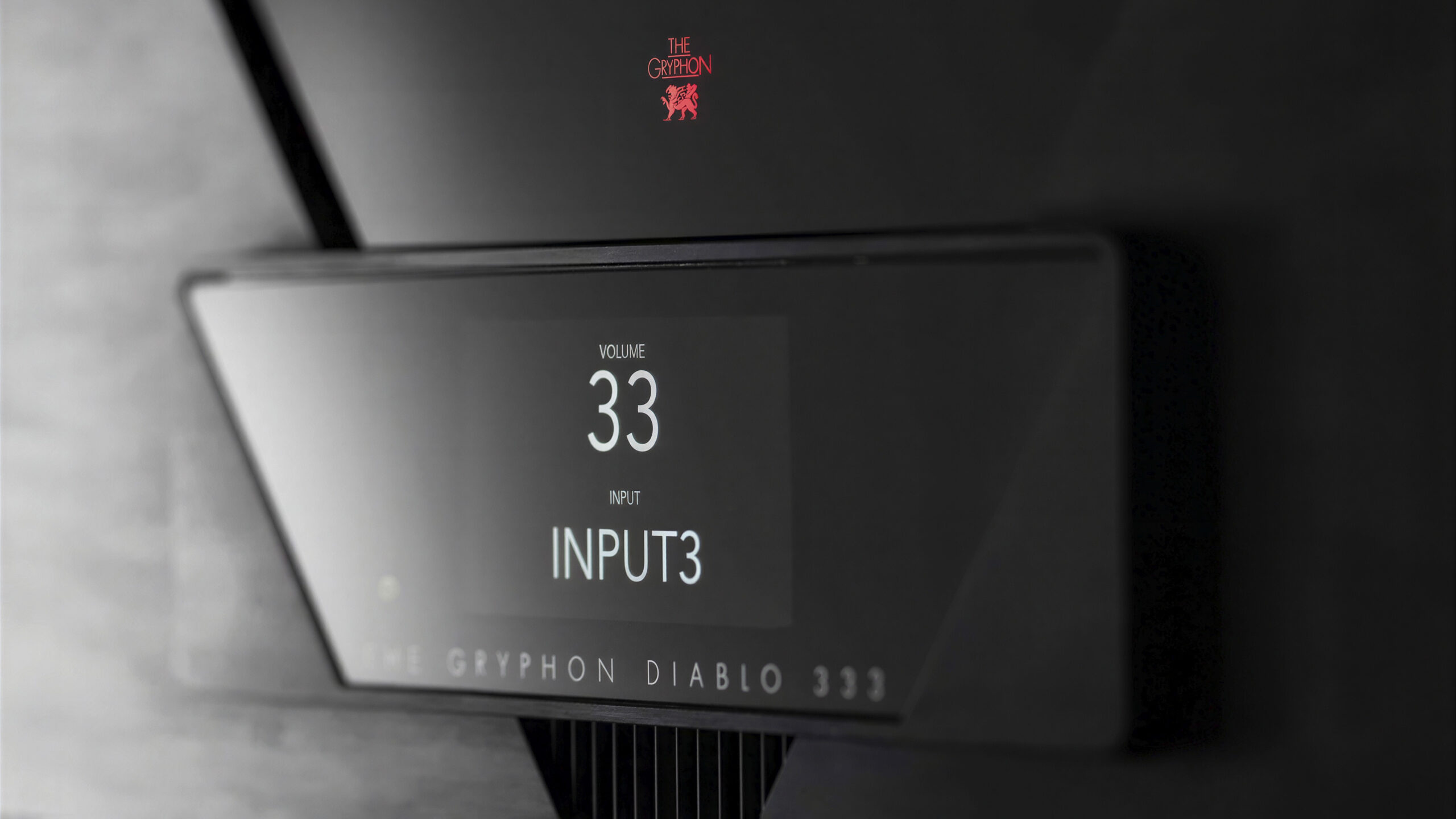 Gryphon Diablo 333 6 Nærbilde av displayet på Gryphon Diablo 333 som viser volum 33 og INPUT3, med rødt Gryphon-emblem over.
