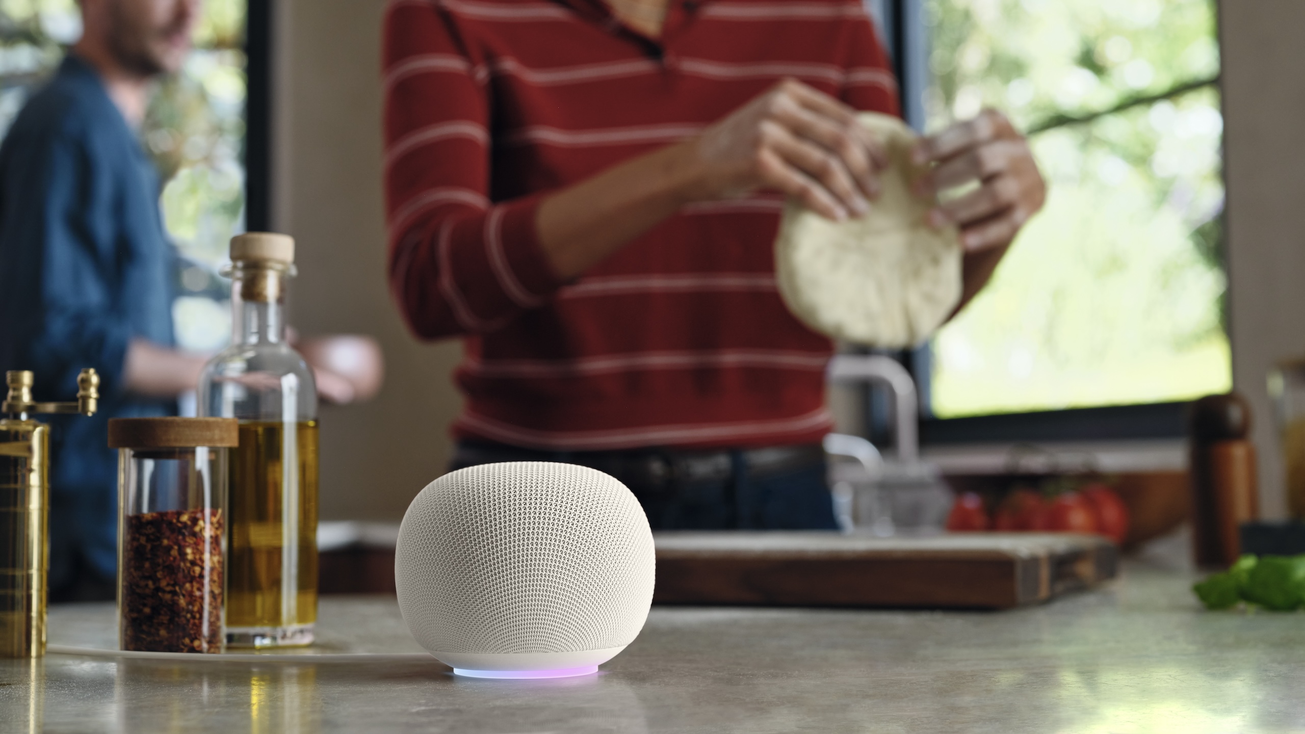 Google Home-høyttaleren hører deg over familiepraten 2 Google-Home-Speaker-with-Light-Ring-Porcelain1