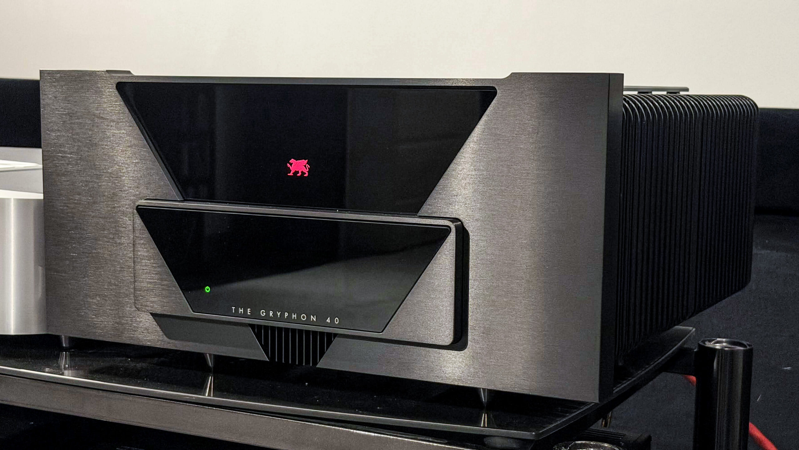 Gryphon Diablo 333 1 Jubileumsutgaven The Gryphon 40, teknisk identisk med Diablo 333, satt opp i et hi-fi-rack under testen.