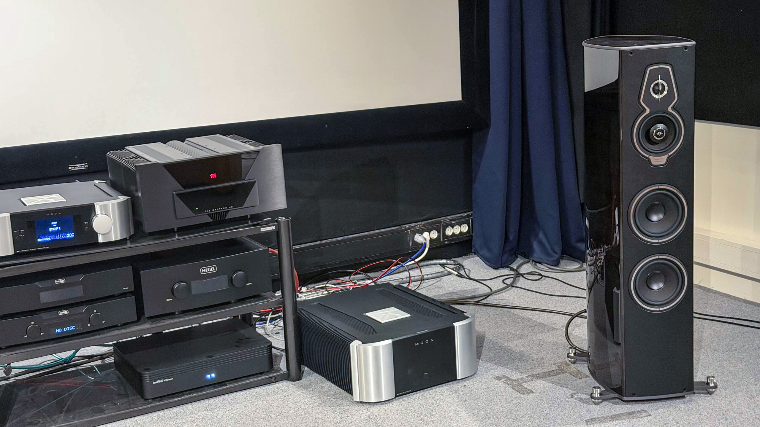 Gryphon Diablo 333 5 Gryphon Diablo 333 i testoppsett sammen med forsterkere fra Moon og Hegel og en gulvstående Sonus faber-høyttaler.