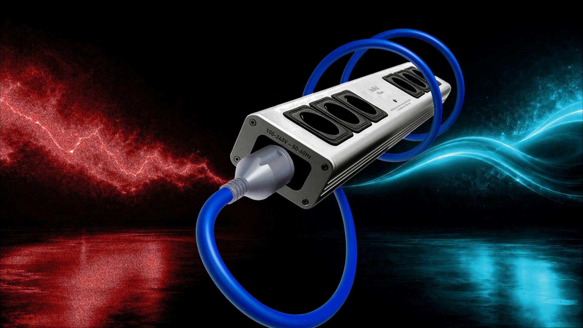 IsoTek V5 Sirius 19 Sølvfarget IsoTek V5 Sirius strømfilter med en blå strømkabel sløyfet rundt, mot en todelt bakgrunn med rød, taggete elektrisk uro til venstre og rolige cyan lysstrømmer til høyre.