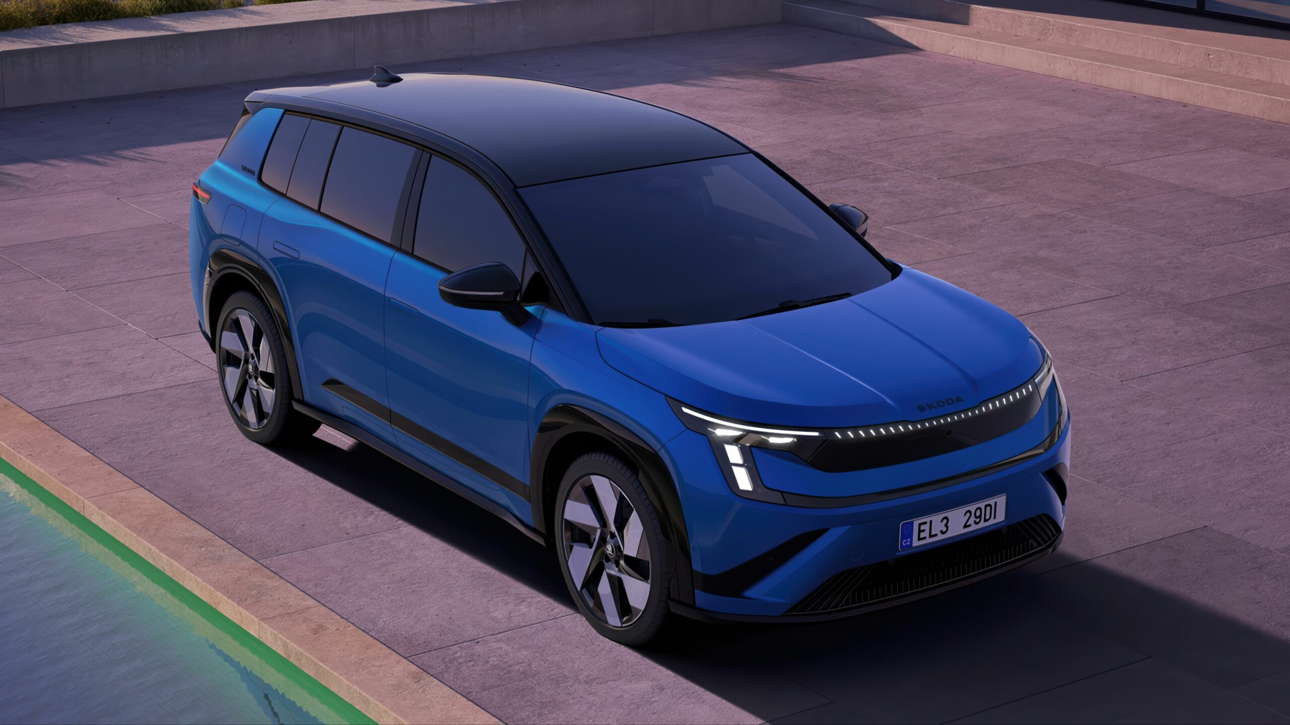 Škoda Peaq får Sonos-lyd 2 Blå Škoda Peaq elbil sett skrått forfra utendørs