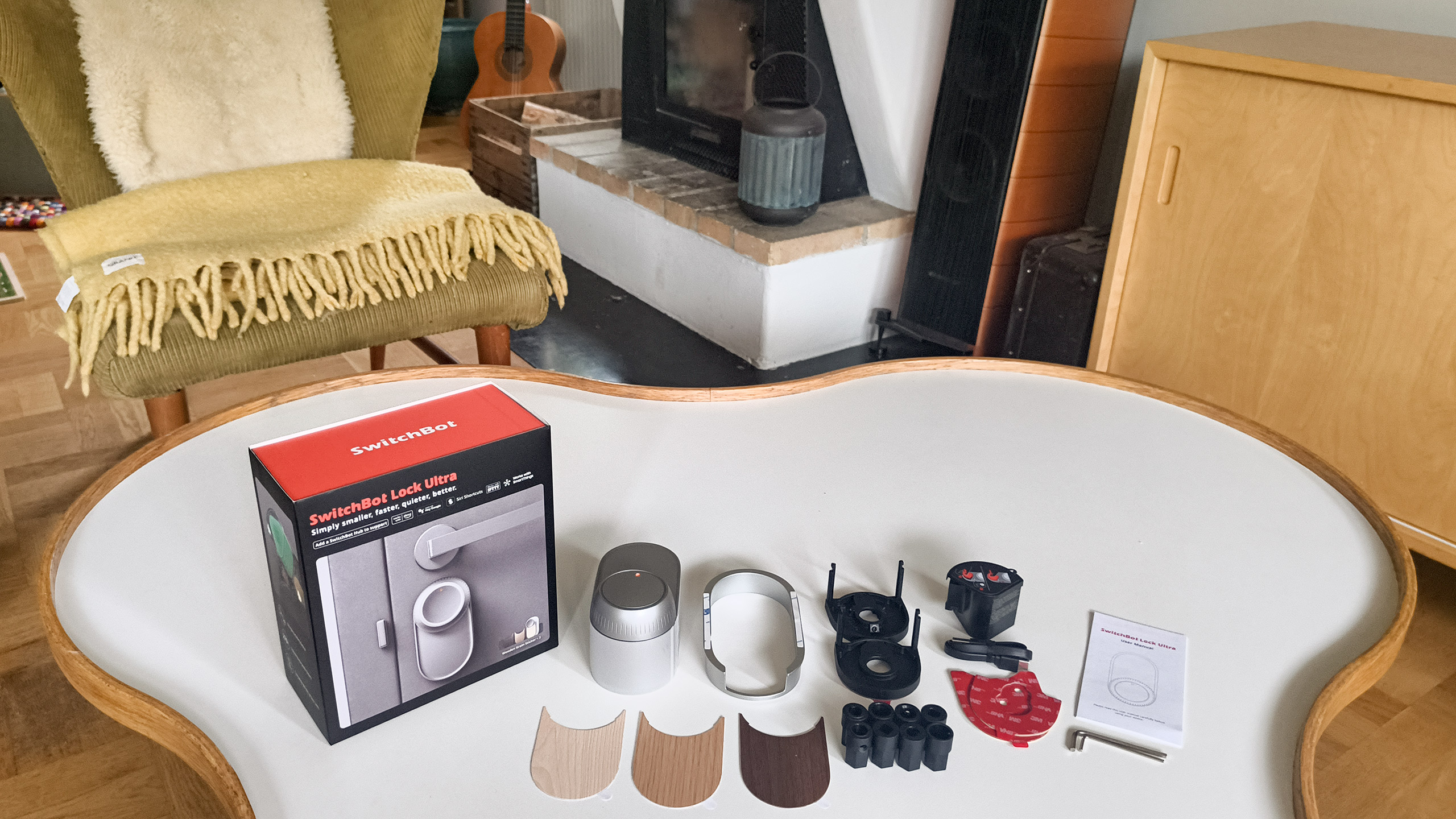 I kartongen finns låset, monteringsram, två adapterplattor, åtta adaptrar för själva låssprinten, laddbart batteri plus USB-kabel, dubbelhäftande tejpplattor, två insexnycklar, bruksanvisning, tre ”träfärgade” klistermärken samt en magnetsensor.