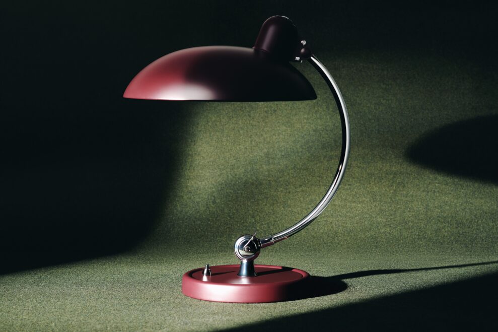 Kaiser idell Luxus 6631-T lampe på et grønt bord i Bauhaus design.