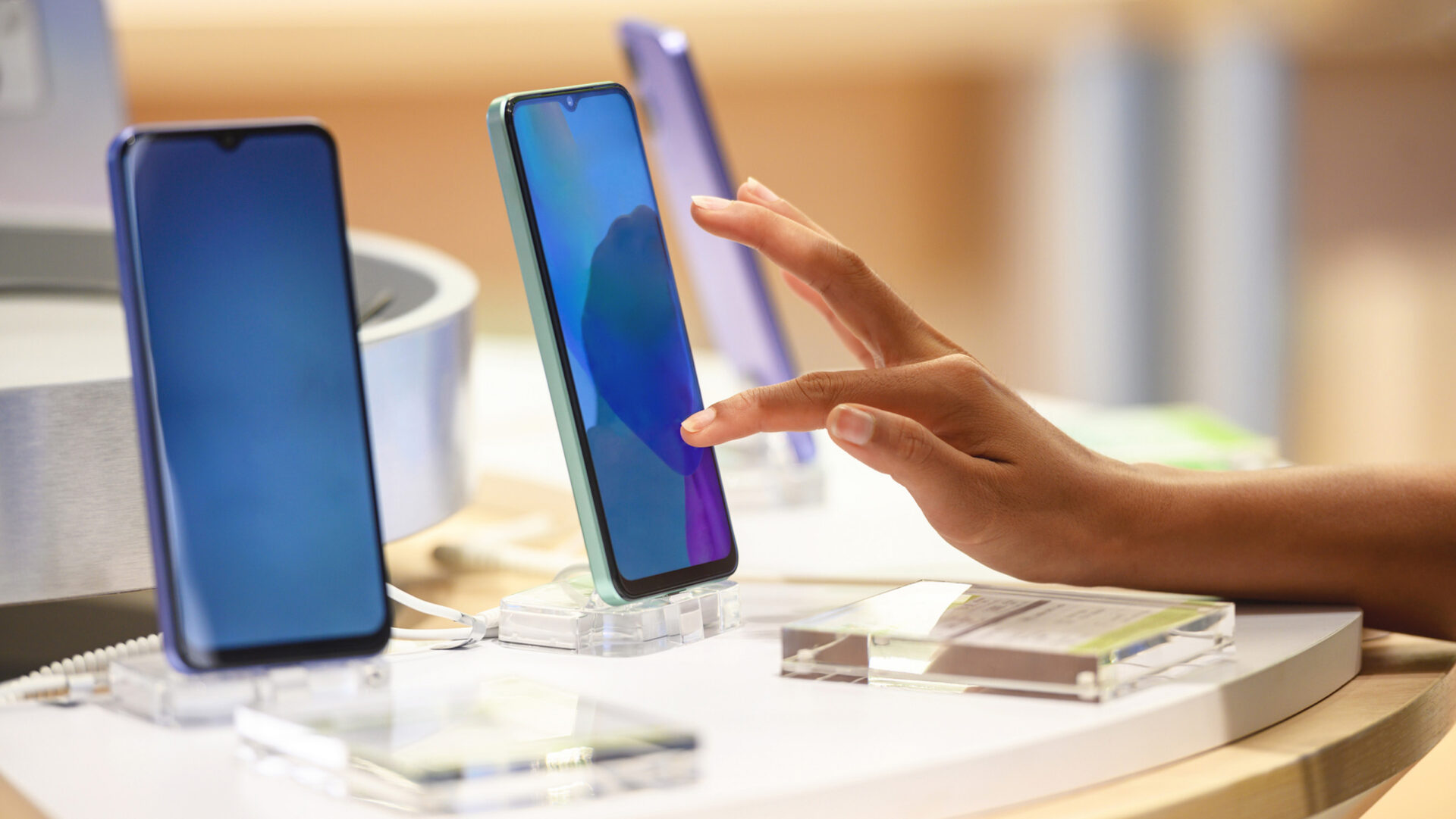 Beste mellomklasse-mobil sommeren 2026: Samsung Galaxy A27 mot Nothing og Motorola