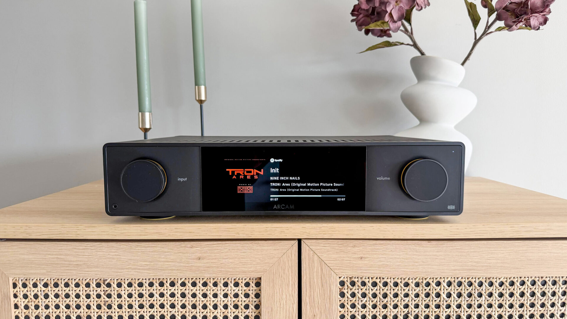 Arcam SA35 strømmeforsterker på en skjenk i eik, med skjermen som viser soundtracket til Tron: Ares via Spotify.
