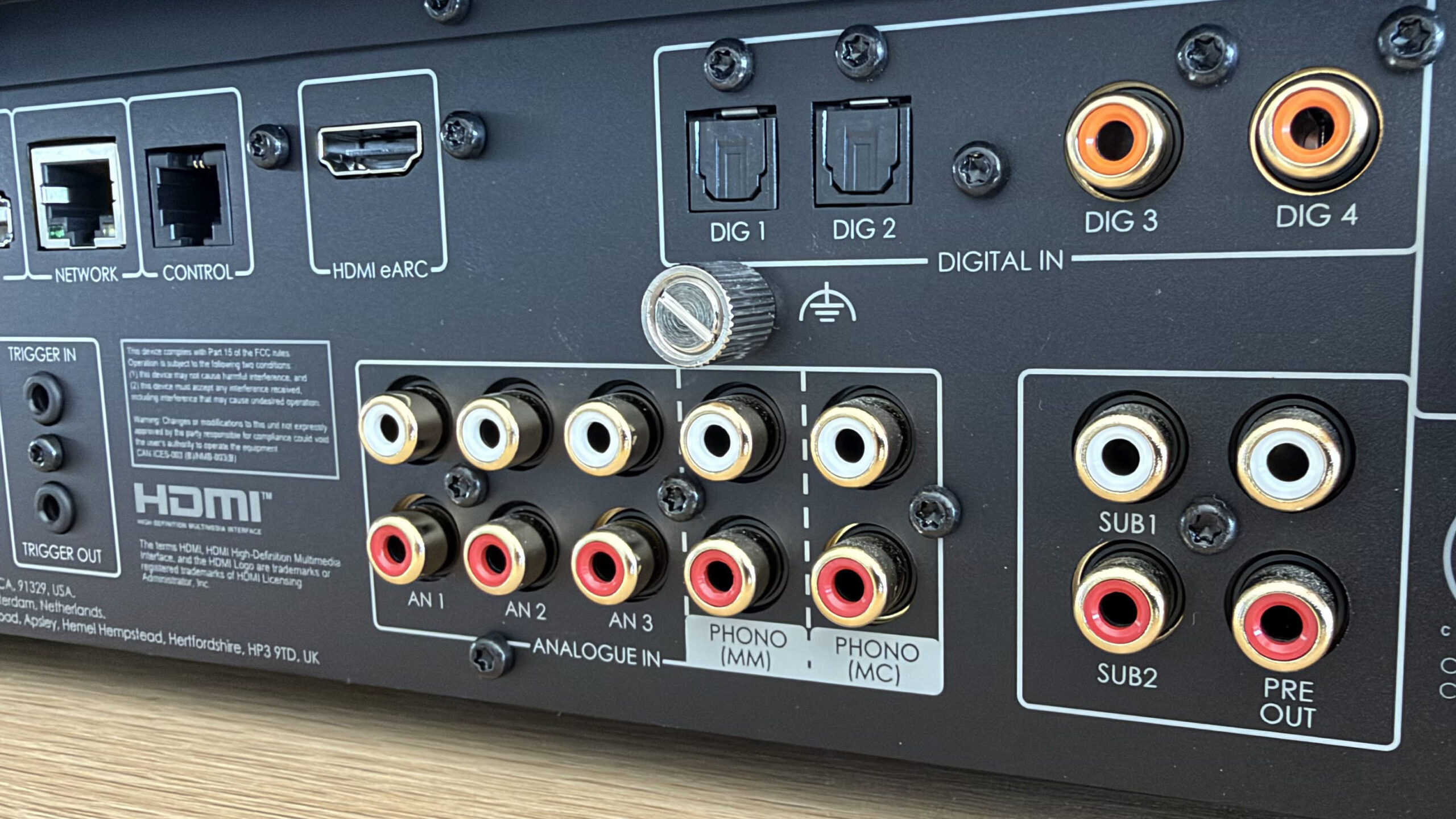 Arcam SA35 7 Nærbilde av tilkoblingene på Arcam SA35: analoge og digitale innganger, phono og subwooferutganger – men ingen XLR.