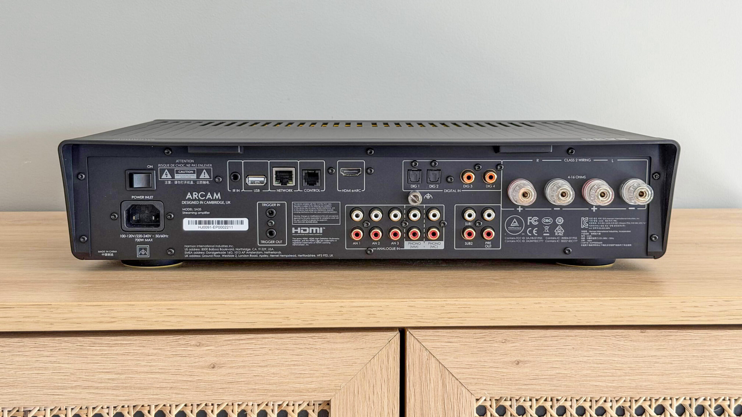 Arcam SA35 4 Baksiden av Arcam SA35 med tre RCA-innganger, phono for MM og MC, HDMI eARC, fire digitalinnganger, to subwooferutganger og pre-out.