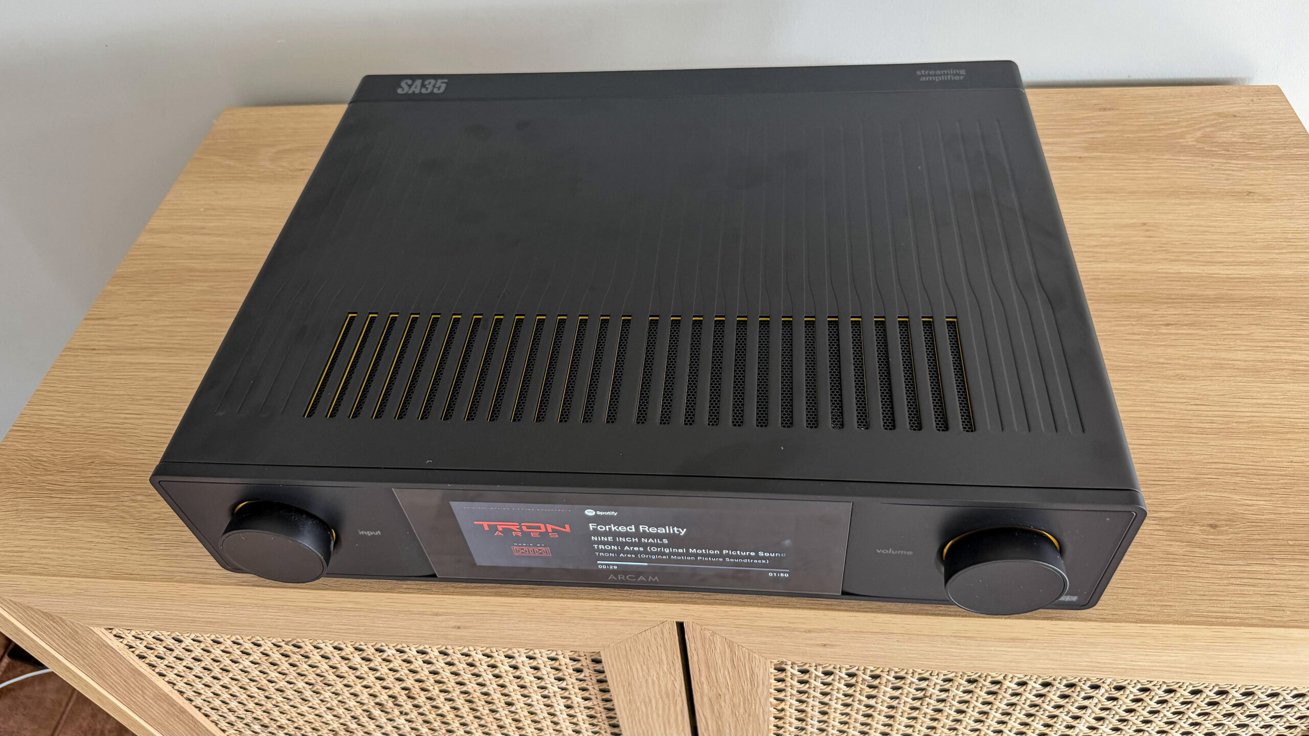 Arcam SA35 3 Arcam SA35 sett ovenfra, med luftespalter i lokket som slipper ut varmen fra klasse G-forsterkeren.