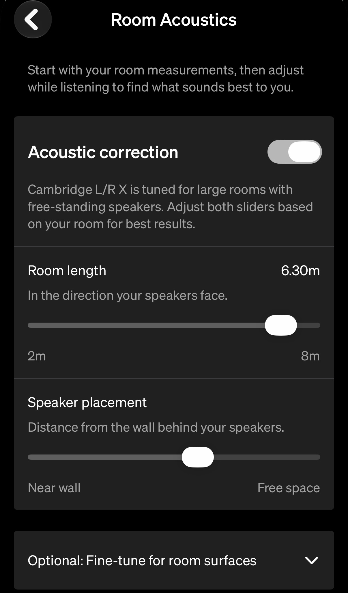 Cambridge Audio L/R X 7 Skjermbilde av romtilpasningen i StreamMagic-appen, med romlengde og avstand til vegg.