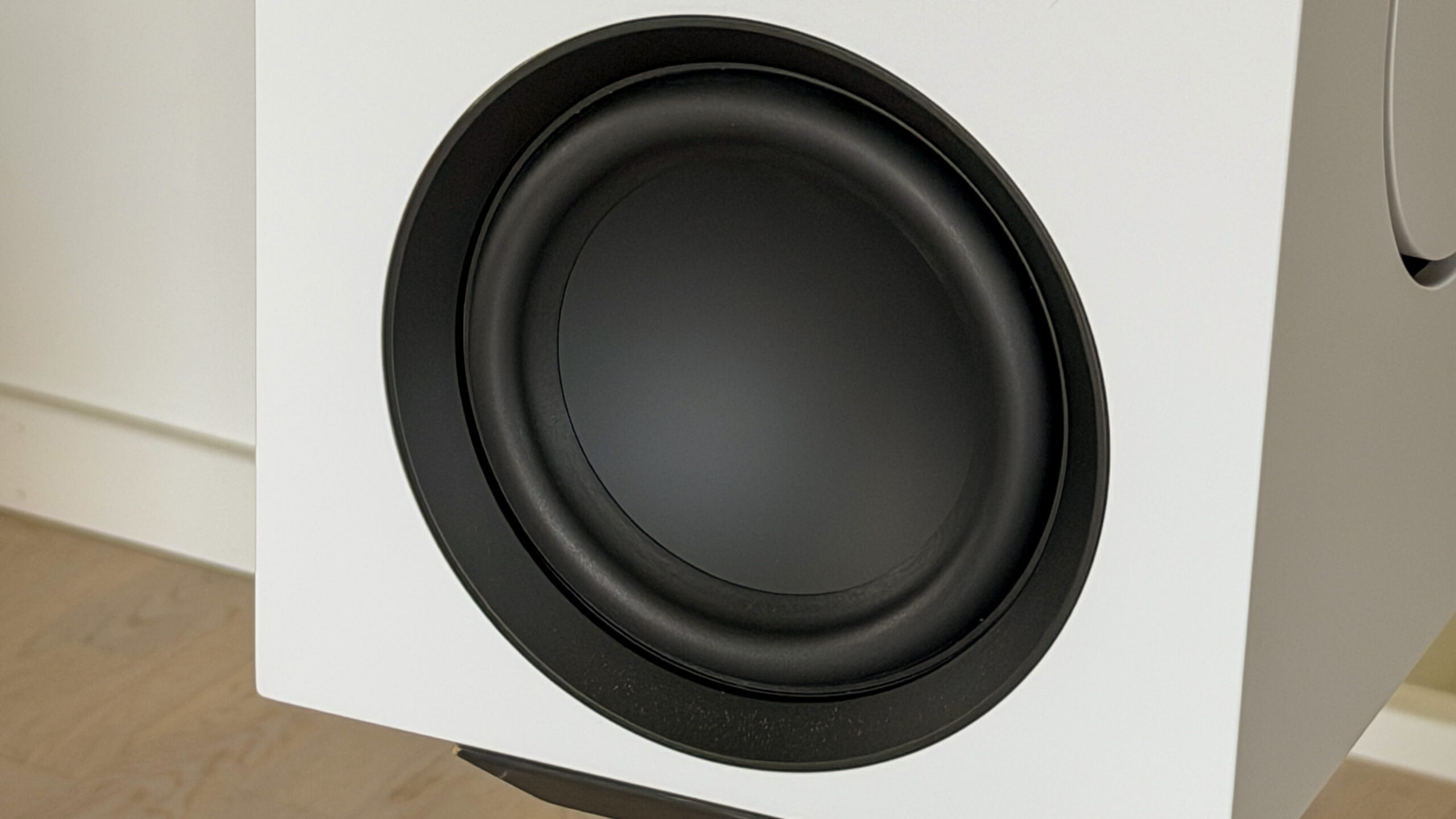 Cambridge Audio L/R X 5 Nærbilde av basselementet på en hvit Cambridge Audio L/R X.