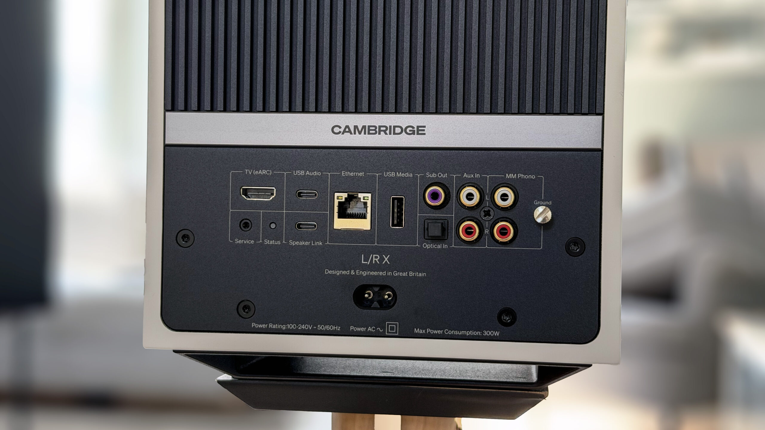 Cambridge Audio L/R X 2 Baksiden av Cambridge Audio L/R X med HDMI eARC, USB, Ethernet, optisk inngang og platespillertrinn.