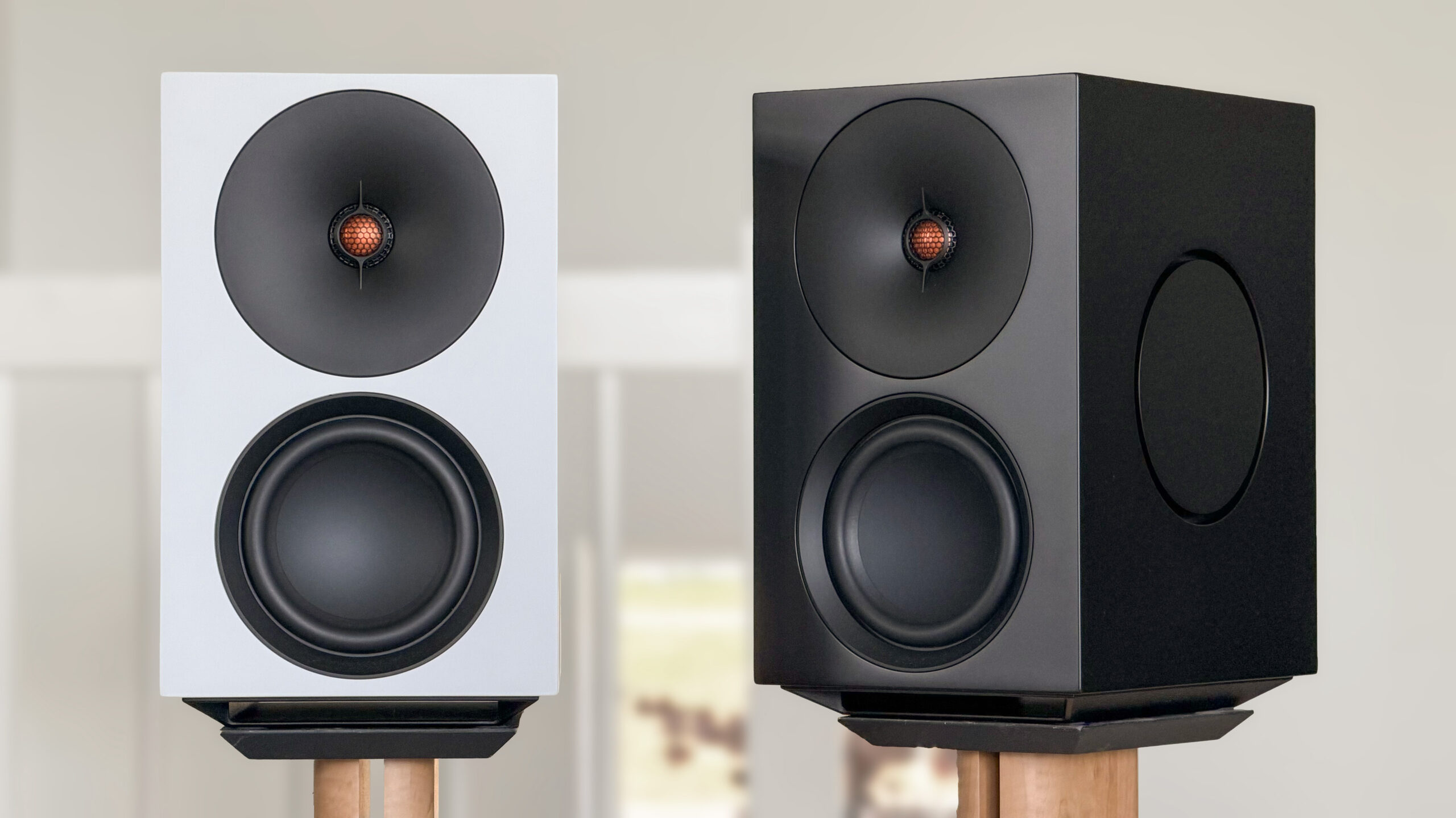Cambridge Audio L/R X 8 Svart og hvit Cambridge Audio L/R X side om side på stativer, sett forfra.