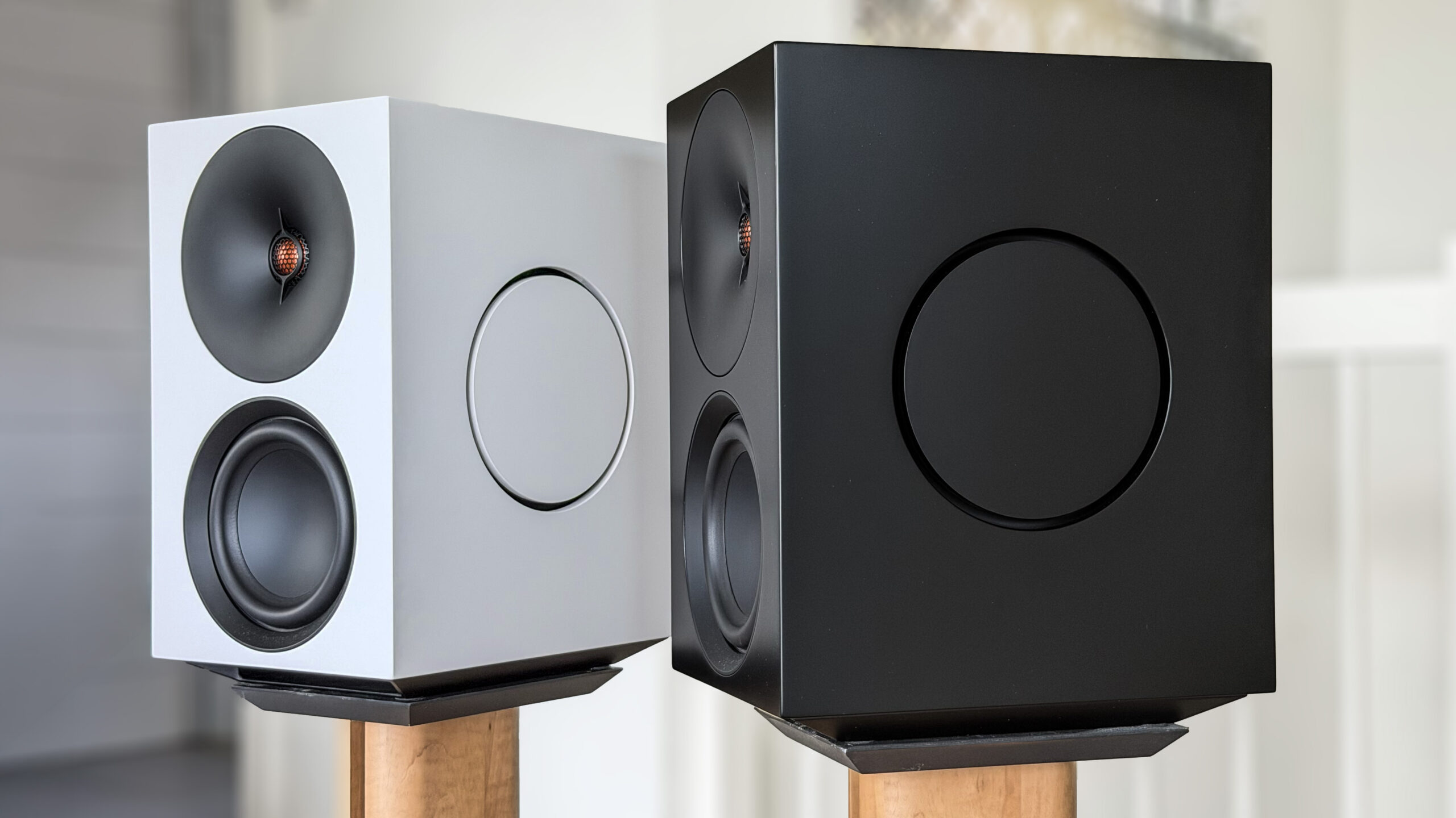 Cambridge Audio L/R X 1 Hvit og svart Cambridge Audio L/R X sett på skrå, med frontbass og passiv slavebass på siden synlig.