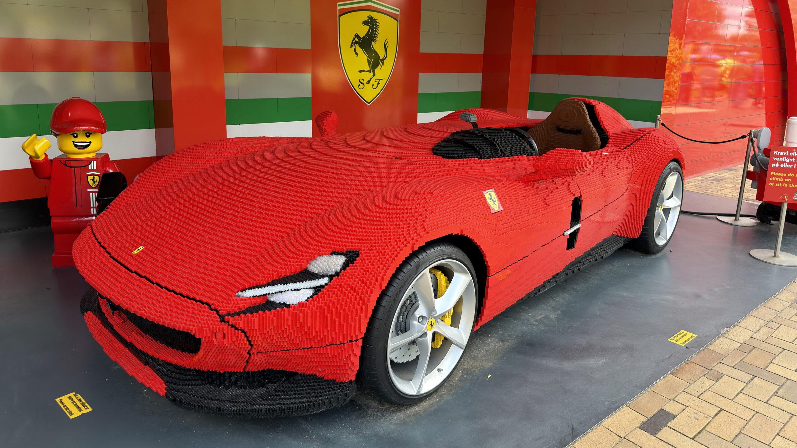 Til Legoland på ett ladestopp 21 Legoland Ferrari Monza SP1