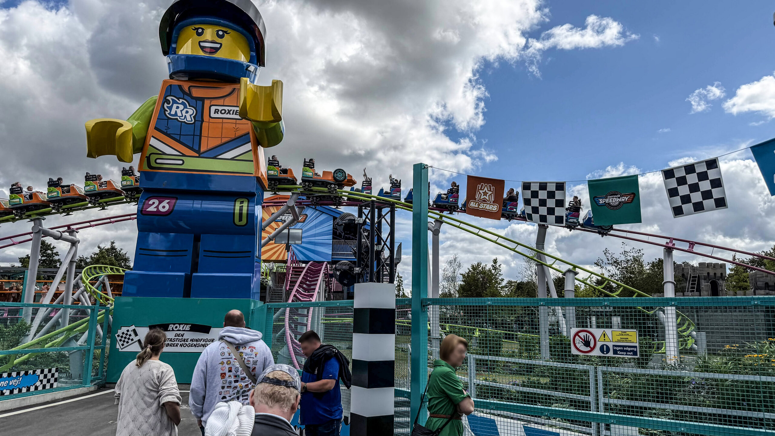 Til Legoland på ett ladestopp 20 Legoland Minifigure Speedway