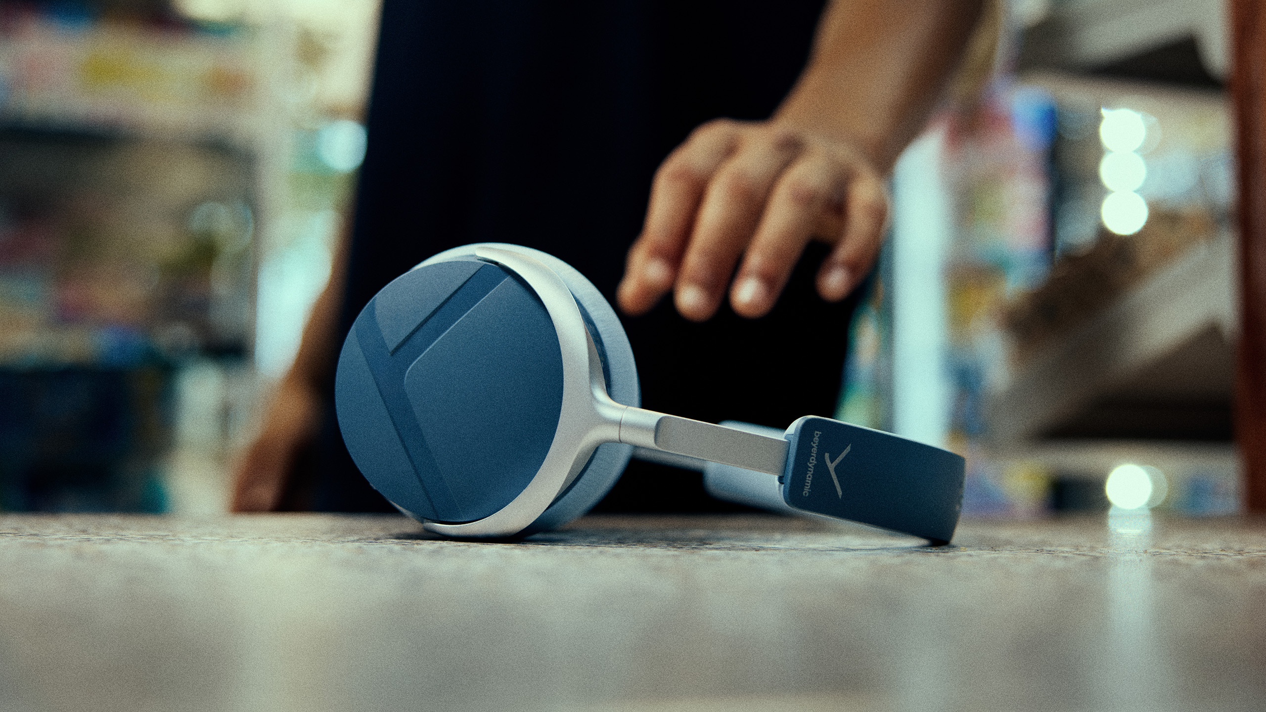 IFA 2026: Beyerdynamic Aventho Y har 90 timers batteri 1 PIC_AVENTHO-Y_26-07_Blue-Fusion-Male-Streetdance_v1