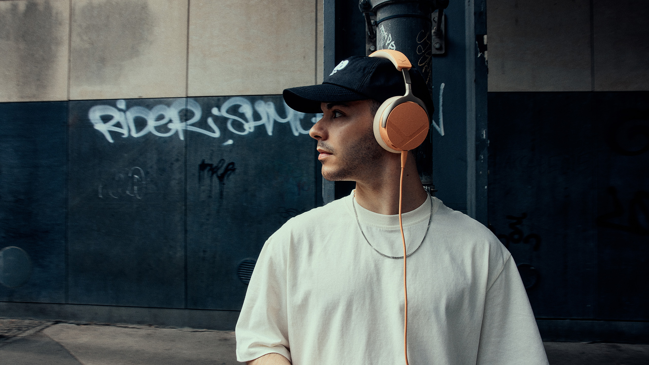 IFA 2026: Beyerdynamic Aventho Y har 90 timers batteri 2 PIC_AVENTHO-Y_26-07_Peach-Blush-Male-Streetdance_v7