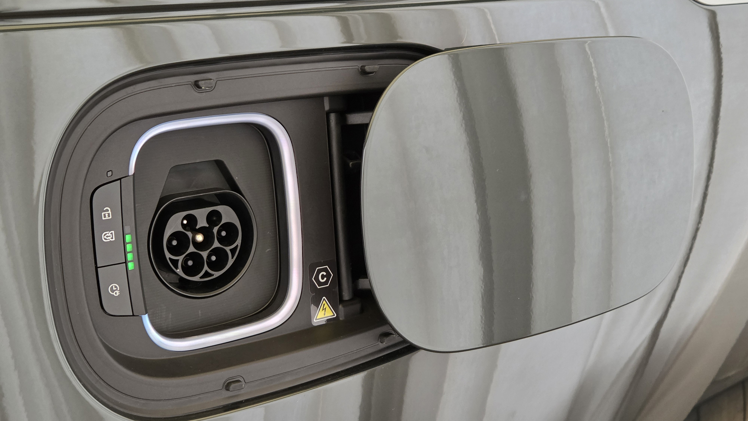 Range Rover Electric klar for bestilling: Her er prisene og rekkevidden 2 range rover electric ladeluke