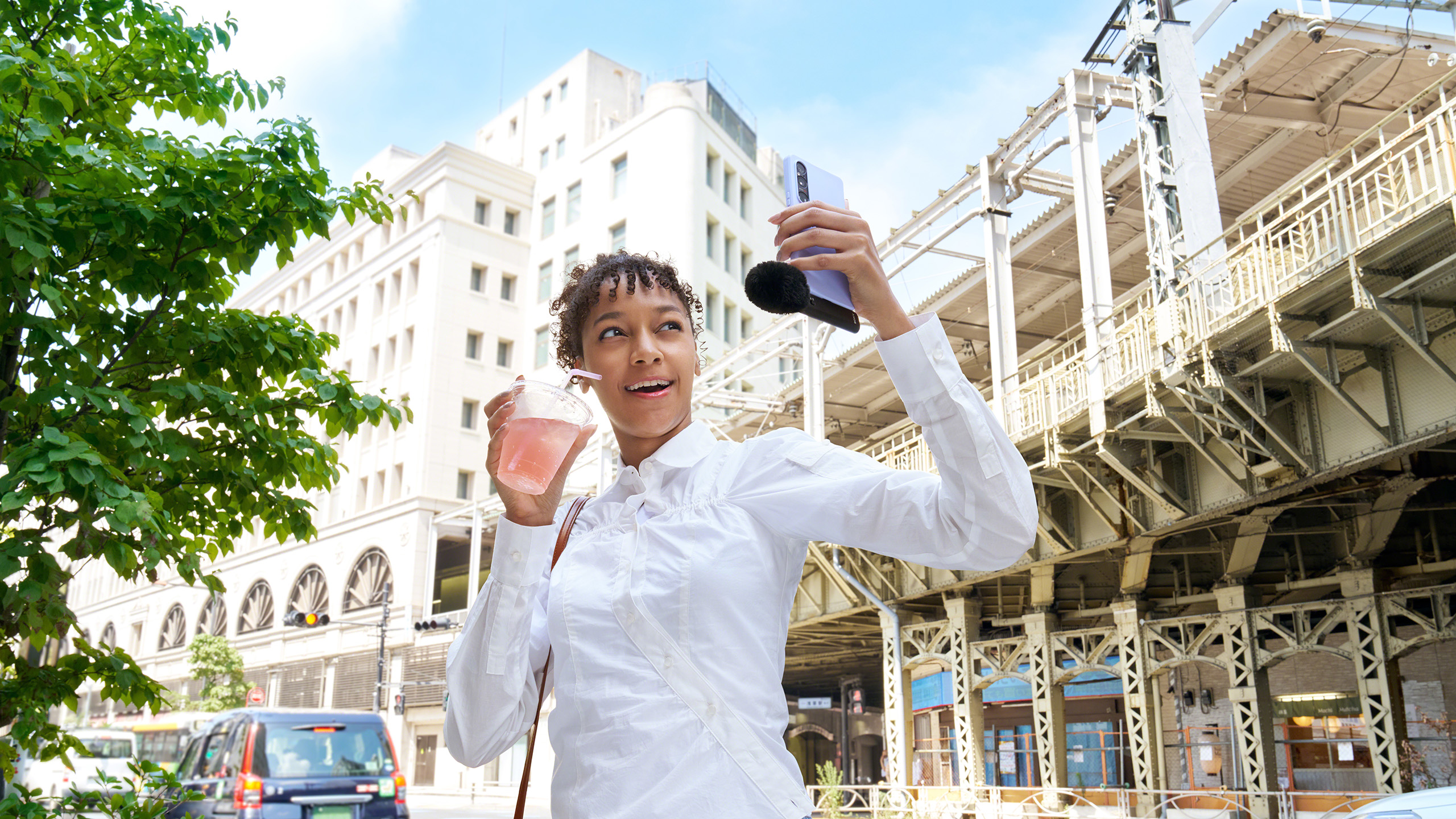 Sony ECM-AX10 gjør mobilen til et 3D-lydstudio 5 ECM-AX10_Lifestyle_Selfie_Shooting
