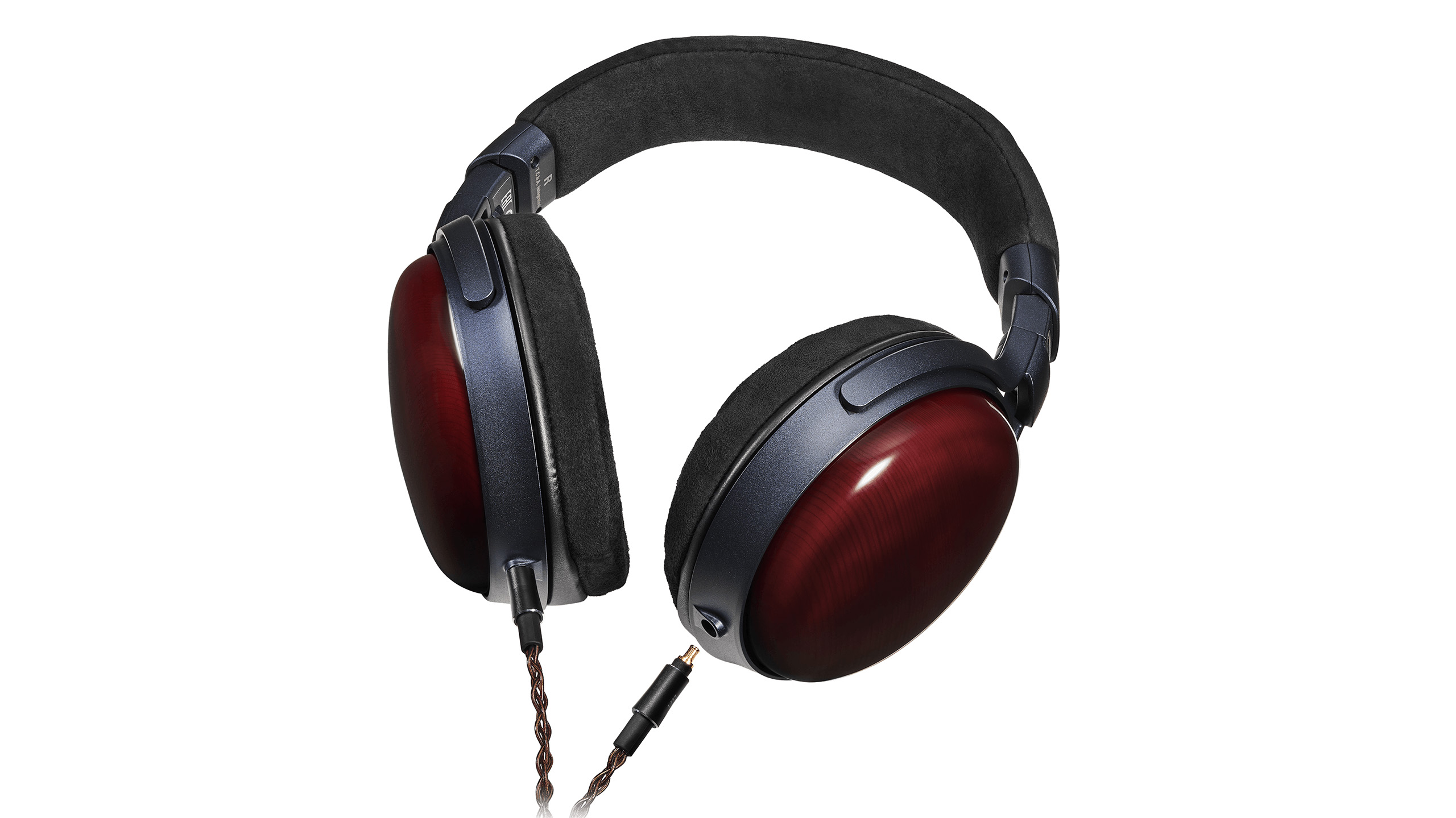 Audio-Technica lover åpen drømmelyd fra de lukkede ATH-AWX7000 6 Audio-Technica ATH-AWX7000 med kabelen koblet til nederst på begge øreklokkene.